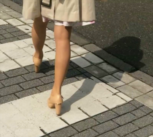 ・女子大生（18～20歳）生足、ピンクパンティ 身長 推定160cm前後、歩行速度 （中）