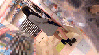 試着中にガッツリ開脚で丸見え!!どエロいモリマン女子の食い込み白Pをたっぷり粘着パンチラ盗撮