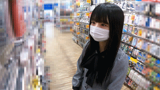 試着中にガッツリ開脚で丸見え!!どエロいモリマン女子の食い込み白Pをたっぷり粘着パンチラ盗撮