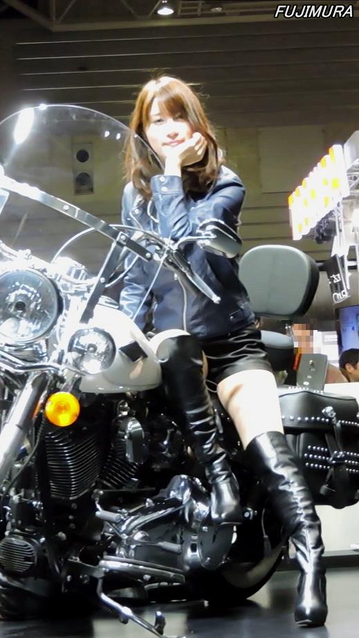 バイクに乗るコンパニオンショートパンツロングブーツCP+2015【動画】イベント編 1001