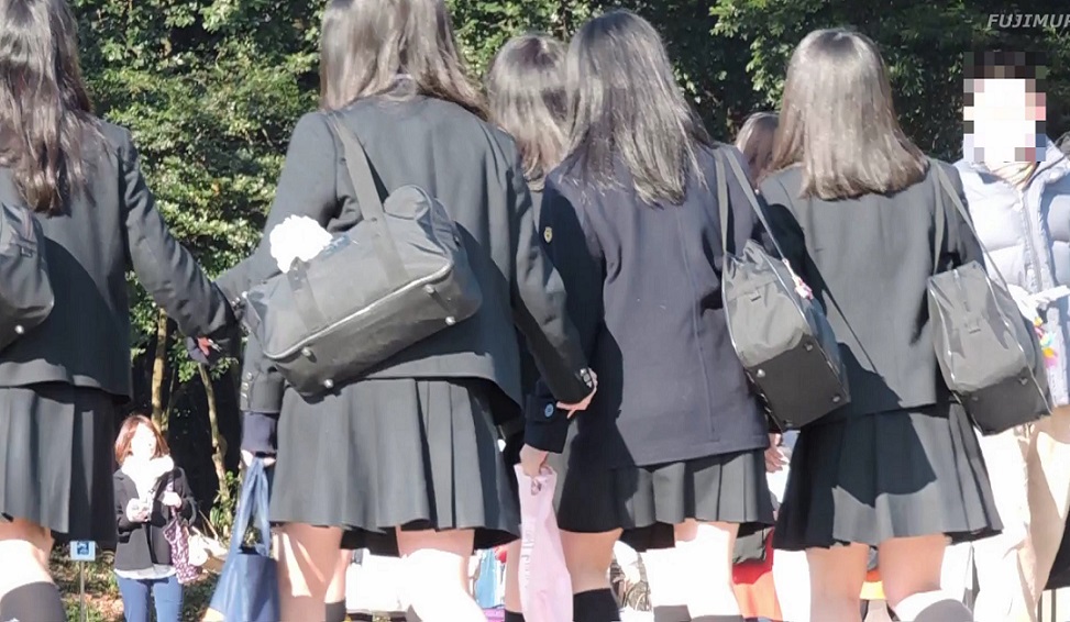 制服黒髪JK集団！大人数のJKが揃って歩く通学中を撮影【動画】街撮り編 1015 gallery photo 1