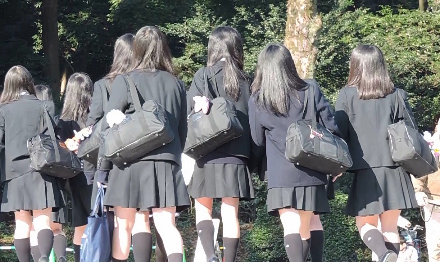 制服黒髪JK集団！大人数のJKが揃って歩く通学中を撮影【動画】街撮り編 1015 gallery photo 2