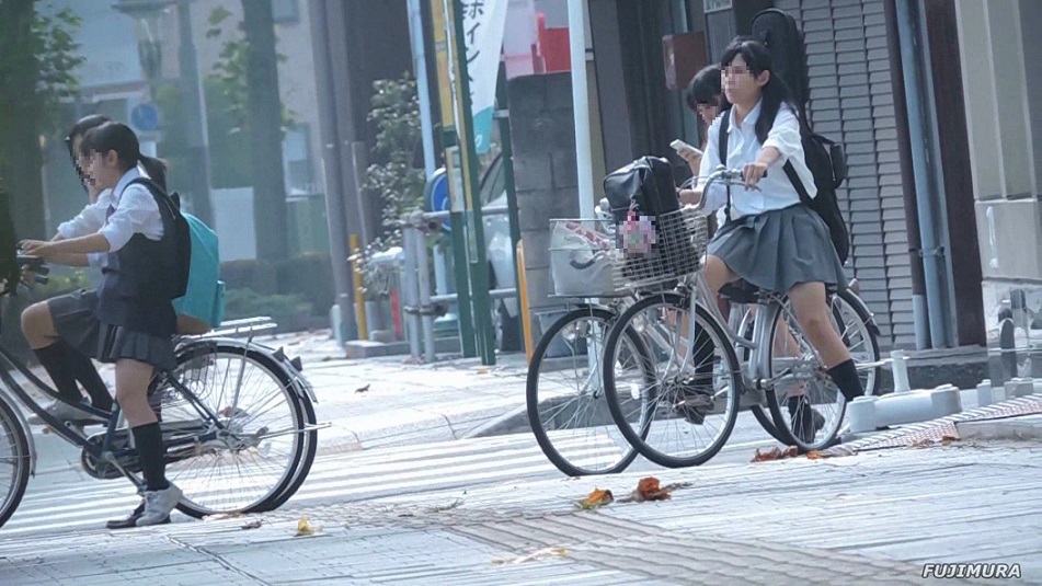 通学中自転車に乗る制服JK信号待ち前髪を気にする【動画】街撮り編 1017 gallery photo 1