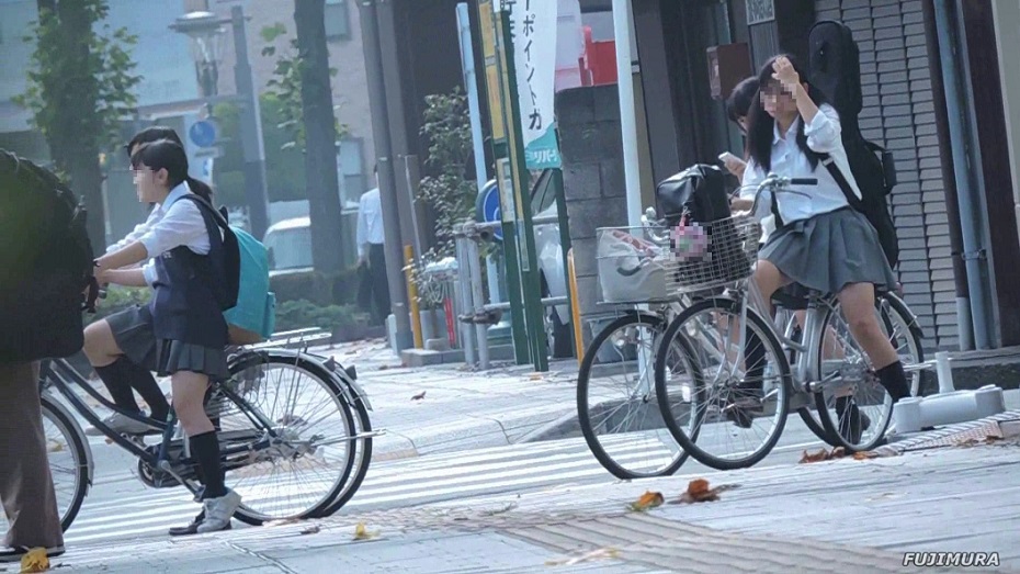 通学中自転車に乗る制服JK信号待ち前髪を気にする【動画】街撮り編 1017 gallery photo 3