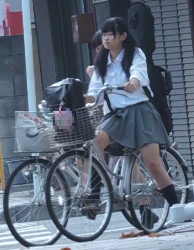 通学中自転車に乗る制服JK信号待ち前髪を気にする【動画】街撮り編 1017と1015セット販売