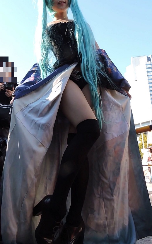 コスプレ2016冬自分で衣装を広げパンツ見せる細い美脚【動画】イベント編 2972 gallery photo 1