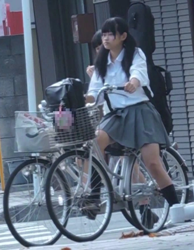 通学中自転車に乗る制服JK信号待ち前髪を気にする【動画】街撮り編 1017と1008セット販売