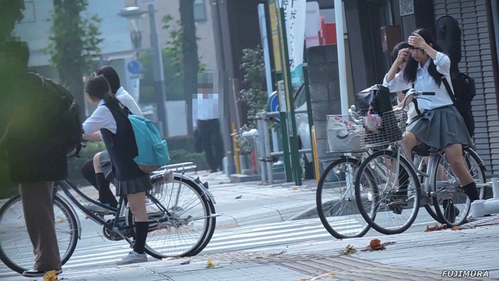 通学中自転車に乗る制服JK信号待ち前髪を気にする【動画】街撮り編 1017と1008セット販売 gallery photo 5