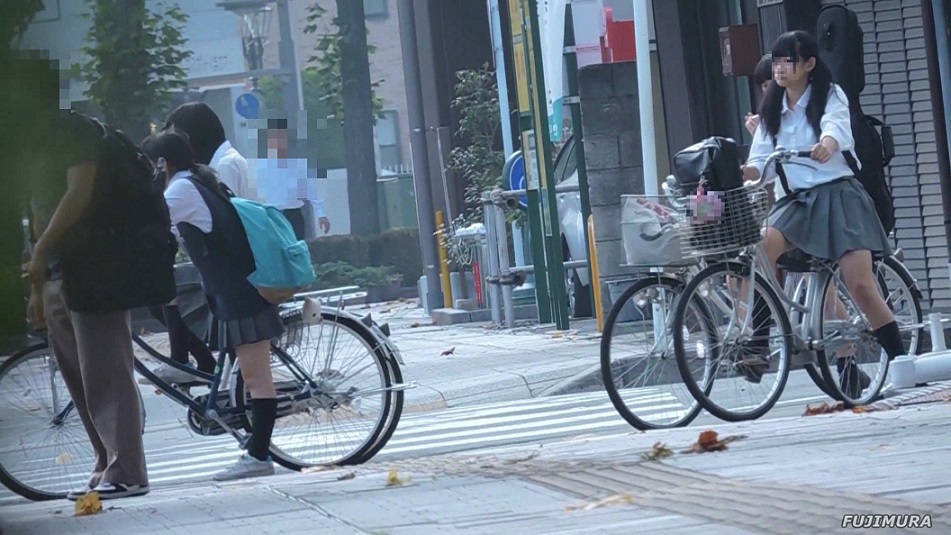 通学中自転車に乗る制服JK信号待ち前髪を気にする【動画】街撮り編 1017と1008セット販売 gallery photo 6