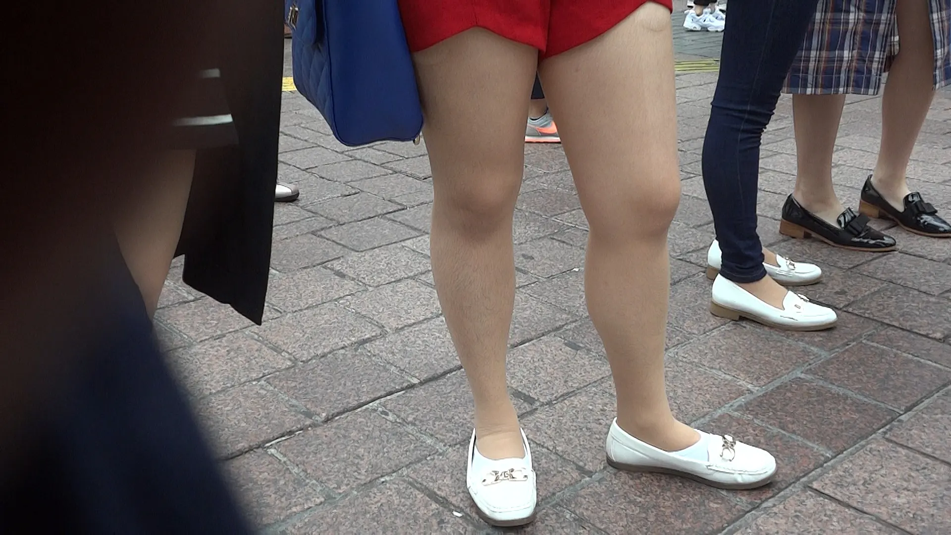 〈ムダ毛脚シリーズ〉 パンスト脚、生足に生々しいムダ毛脚女子3人分！