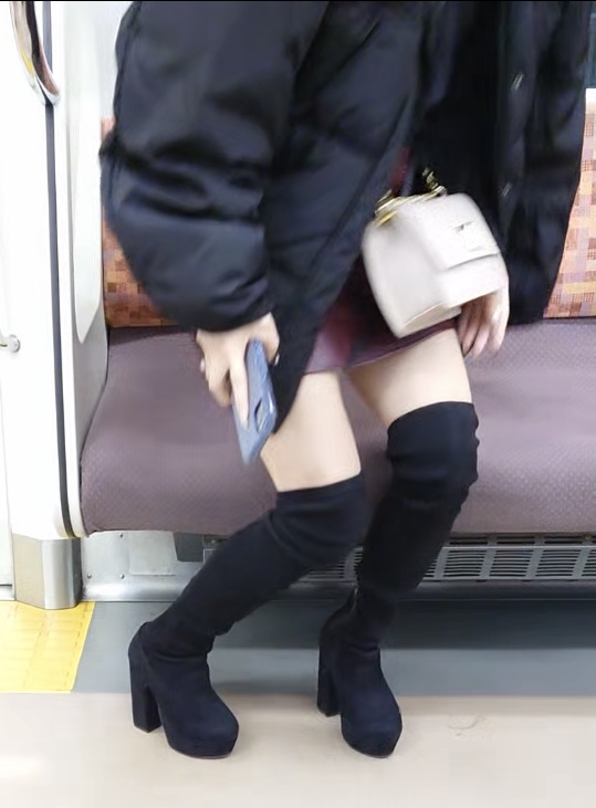 電車対面　ミニスカギャル②