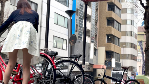 【逆さ撮り突っ込み】震えました…！自転車が倒れて困ってる美女に近付き、食い込みパンティの激近撮りに成功しました…！