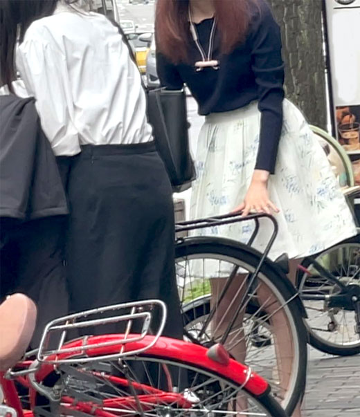 【逆さ撮り突っ込み】震えました…！自転車が倒れて困ってる美女に近付き、食い込みパンティの激近撮りに成功しました…！