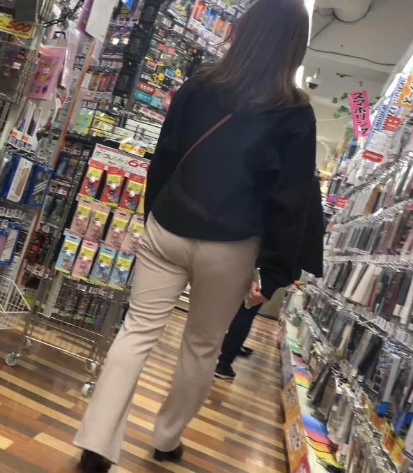 [大学生？3人]パンチティーラインくっきり。 gallery photo 2