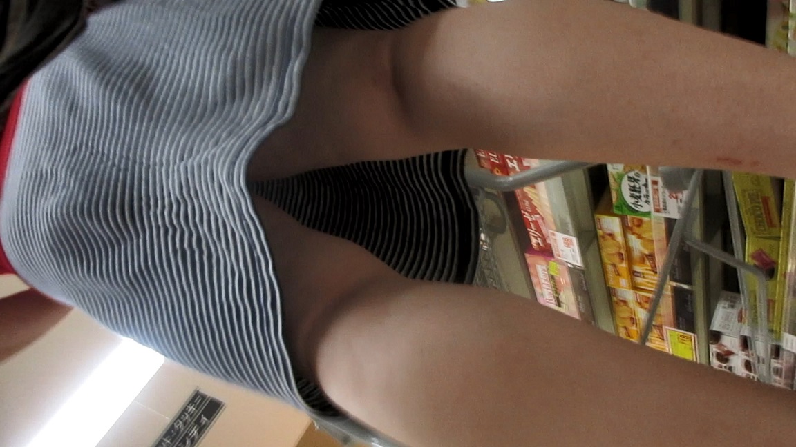 Upskirts(43）熟女さんのアポなし撮影 gallery photo 3