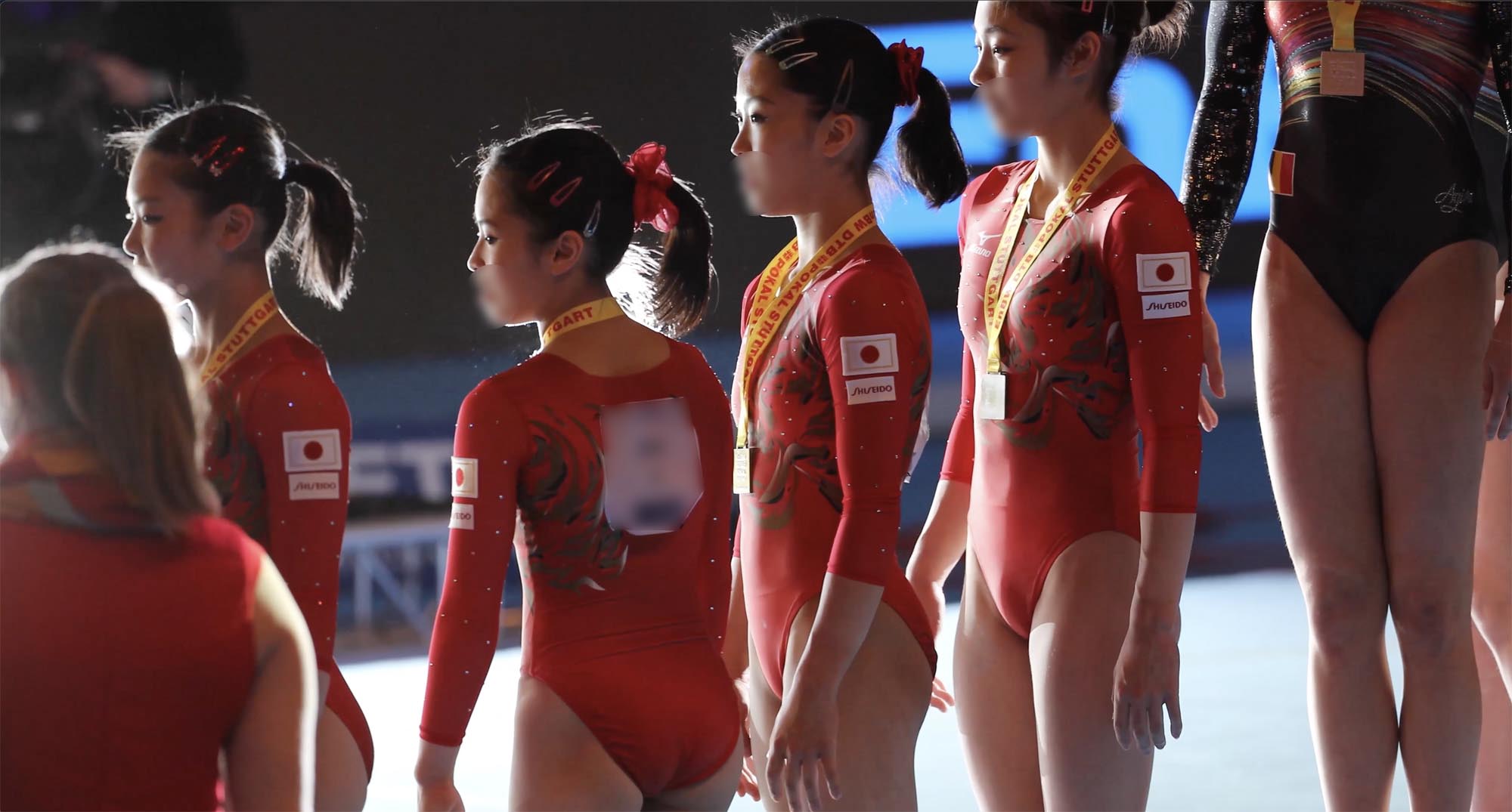 2018体操国際大会日本代表08 ゼッケンナンバー２の選手赤色ユニフォーム&チーム表彰式