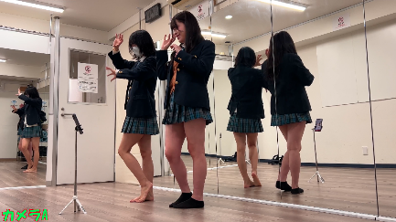 渋谷某パークでTIKTO〇を踊ってる二人組に声をかけ鏡の部屋で踊らせ反射の鏡を写撃