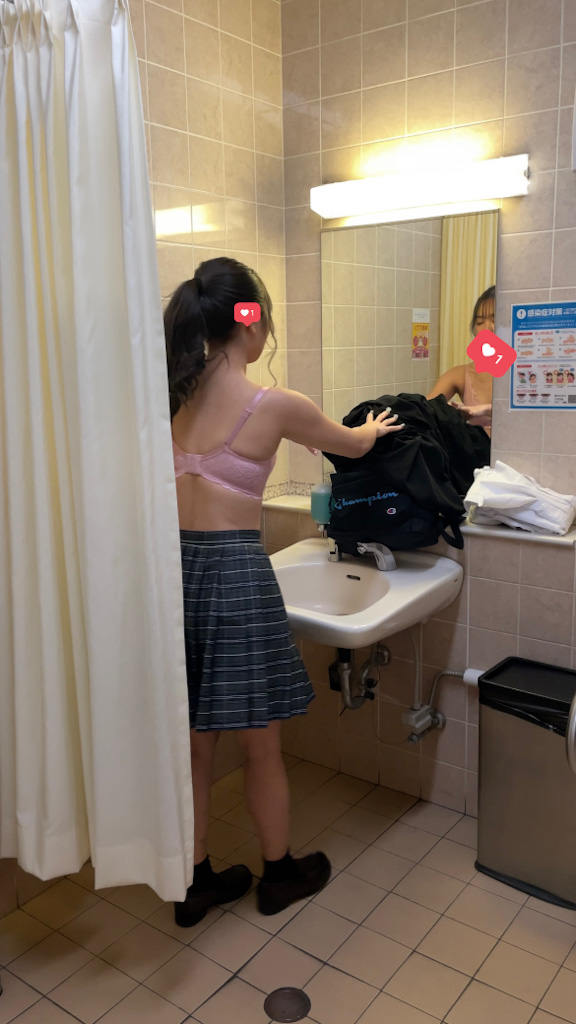 【ゆう-２】多目的トイレでお着替えＪＫを盗撮 gallery photo 2