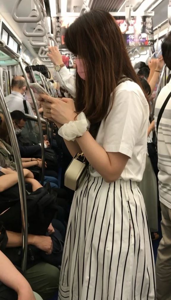 008ストライプロングスカートのお姉さん！