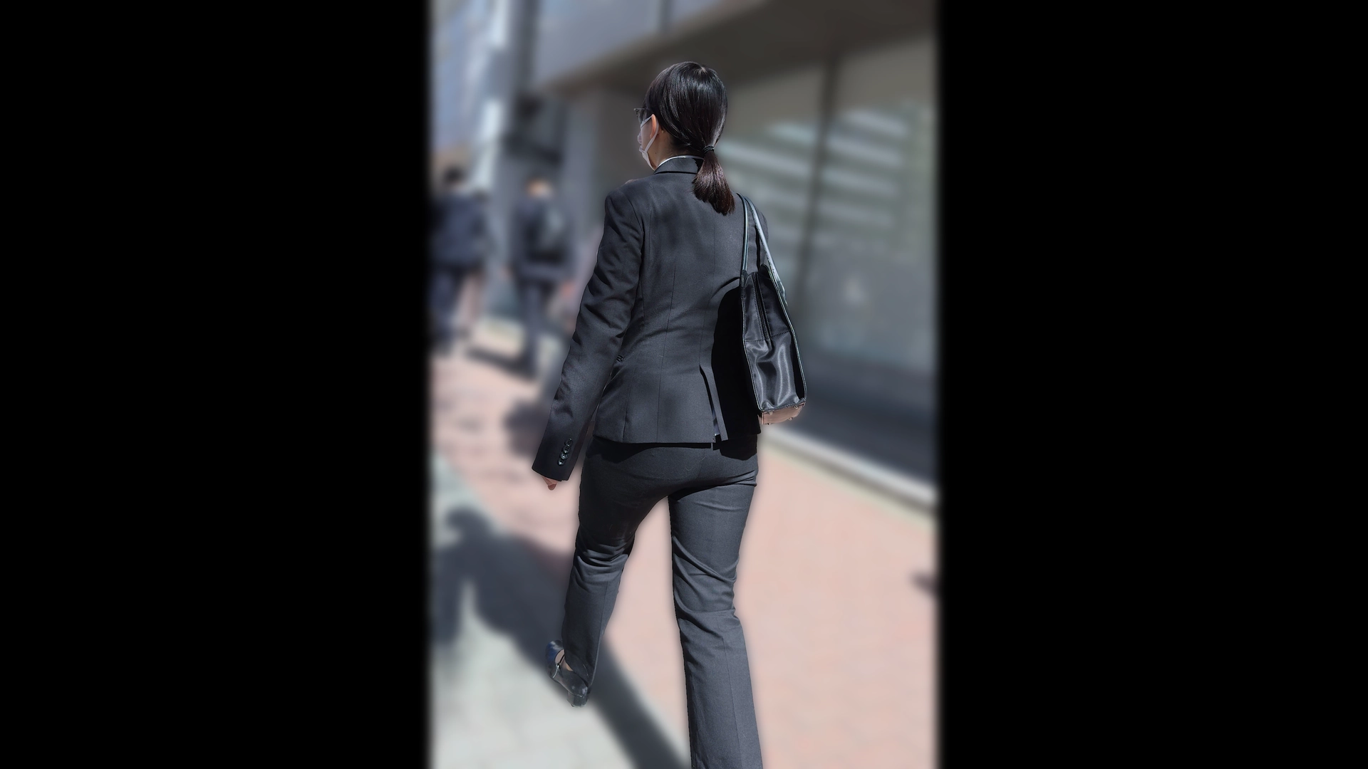 歩行記録0341「真面目系リクルートスーツ女子のパツっとしたお尻」(全2名)