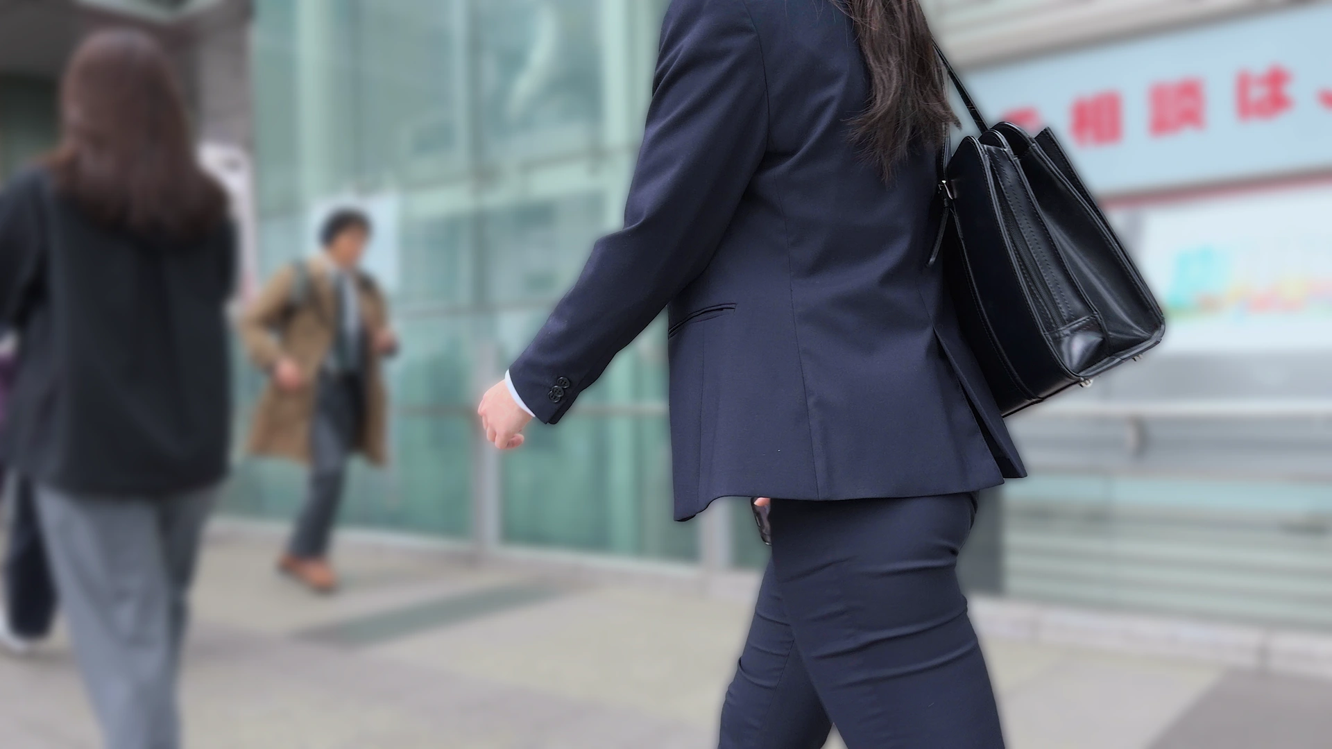 歩行記録0341「真面目系リクルートスーツ女子のパツっとしたお尻」(全2名)
