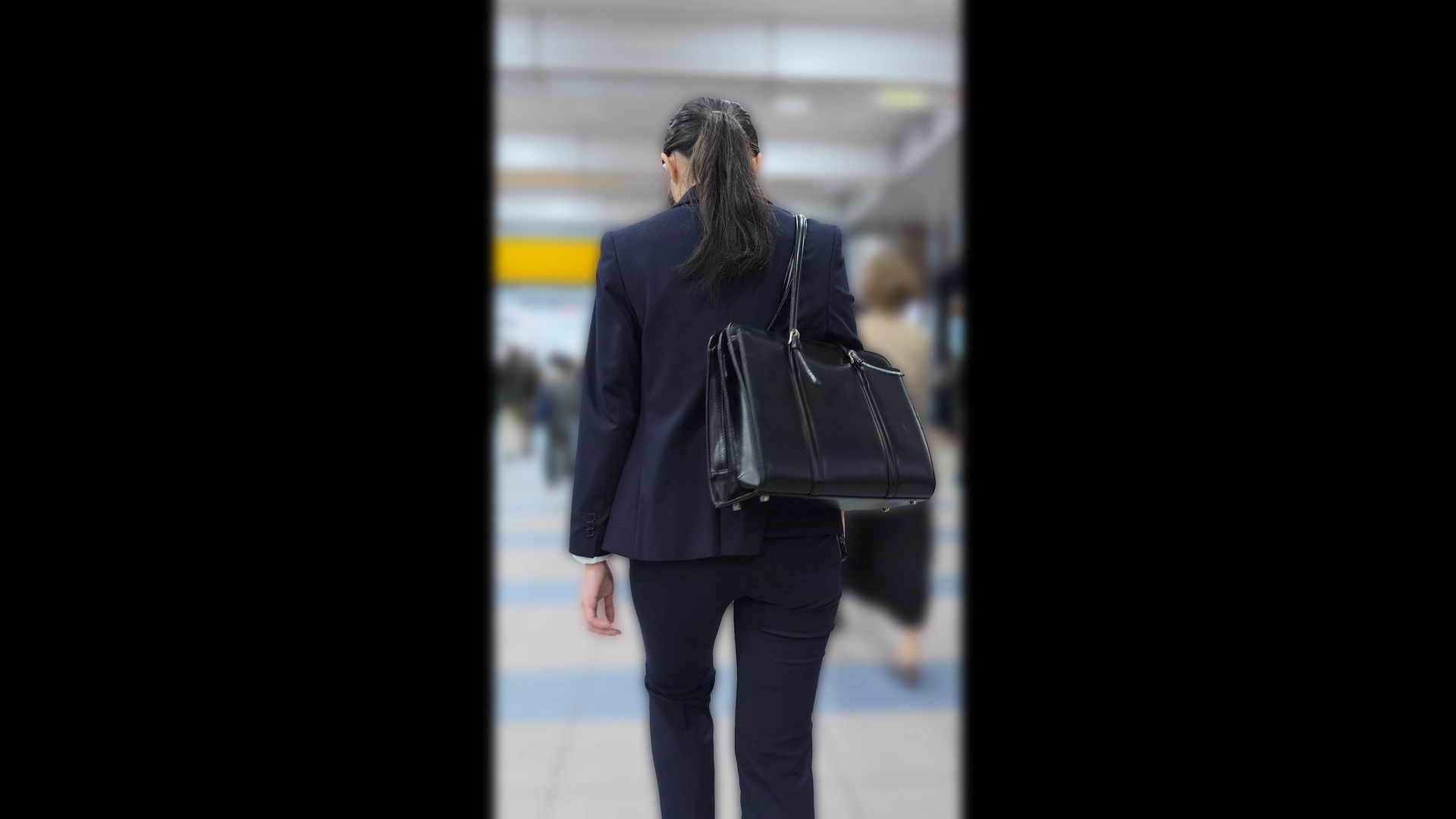 歩行記録0341「真面目系リクルートスーツ女子のパツっとしたお尻」(全2名)
