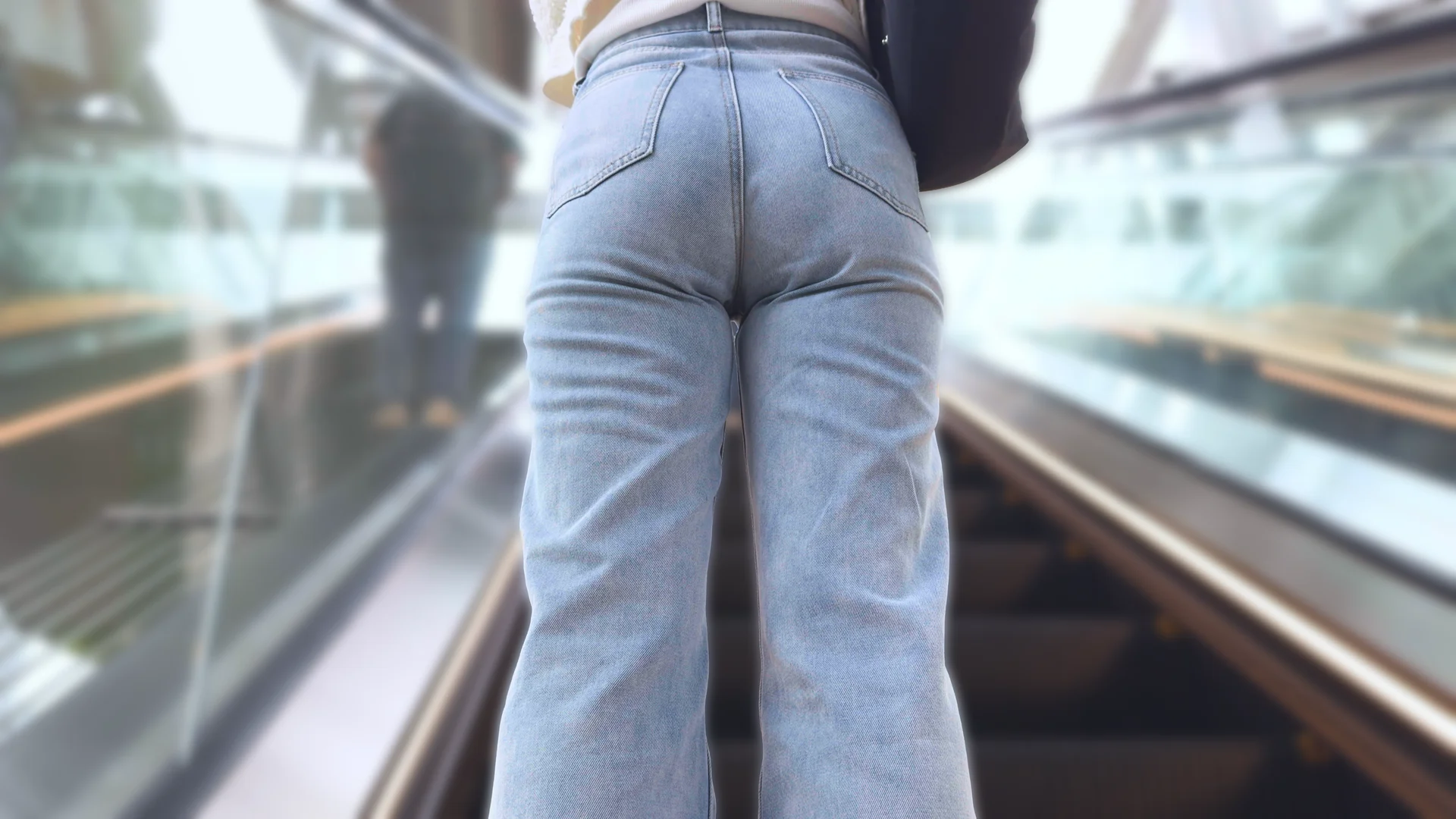 歩行記録0342「ジーンズ着用都会女子のお尻を屋外で高画質撮り」(全2名)