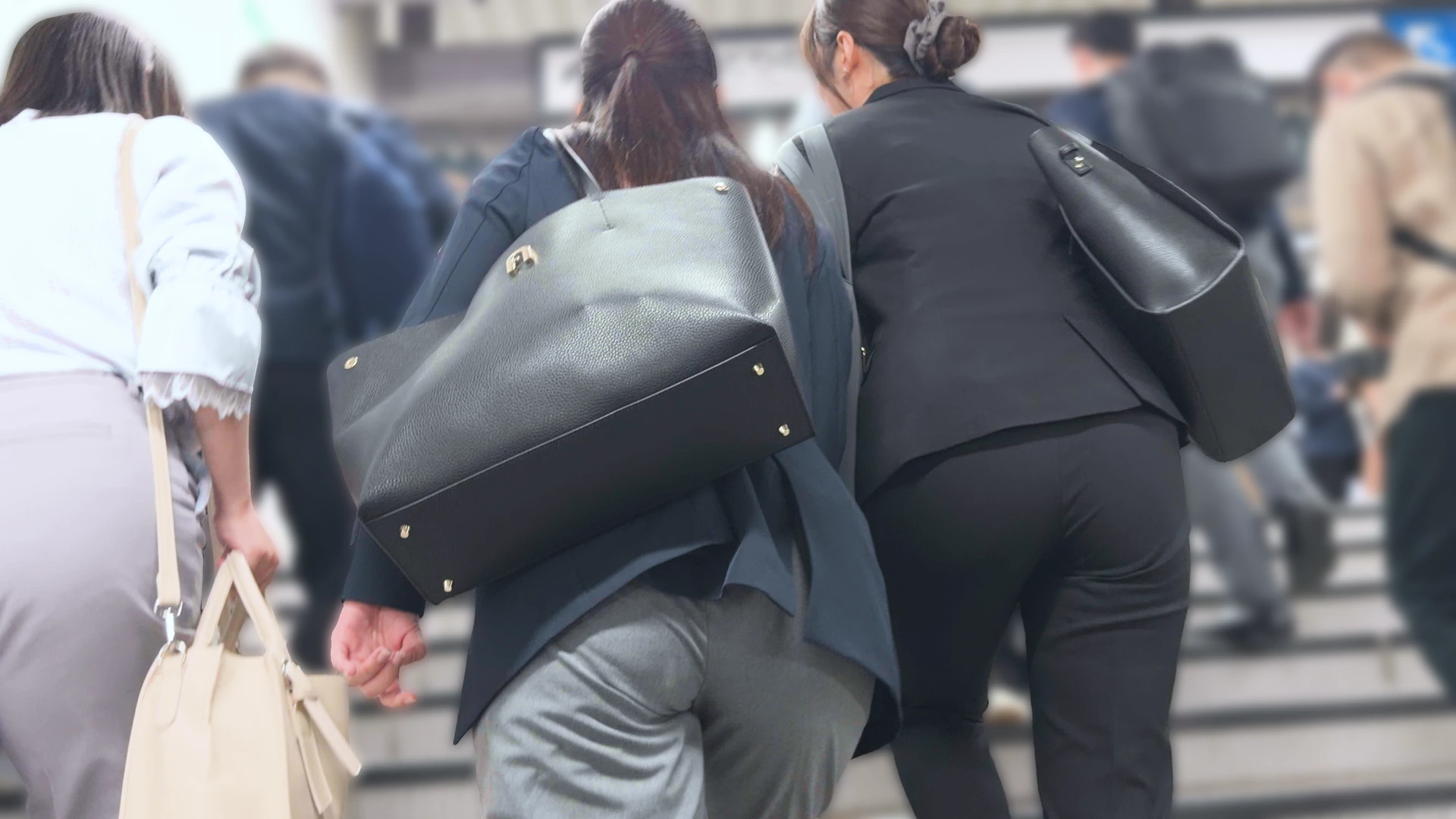 歩行記録0353「圧がすごい豊満ヒップのリクルートスーツ女子」(全3名)