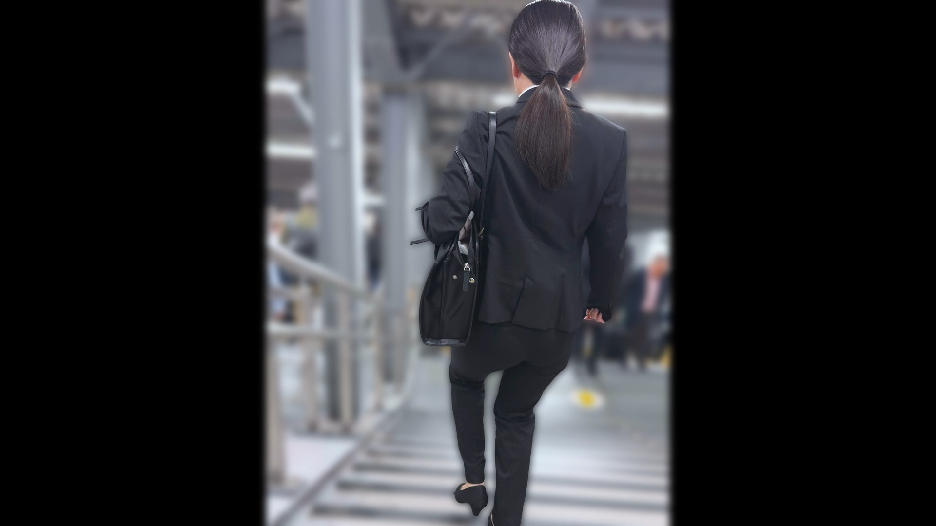 歩行記録0353「圧がすごい豊満ヒップのリクルートスーツ女子」(全3名)