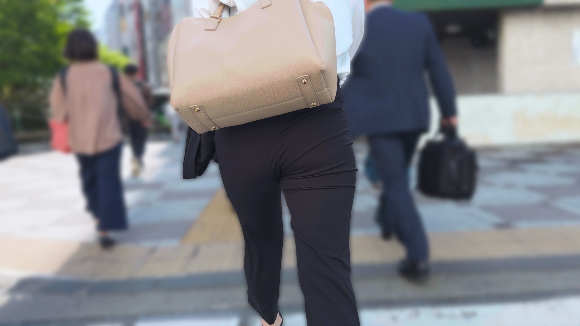 歩行記録0354「サラ髪で品あるOLさんの小走り階段のぼり」(全2名)