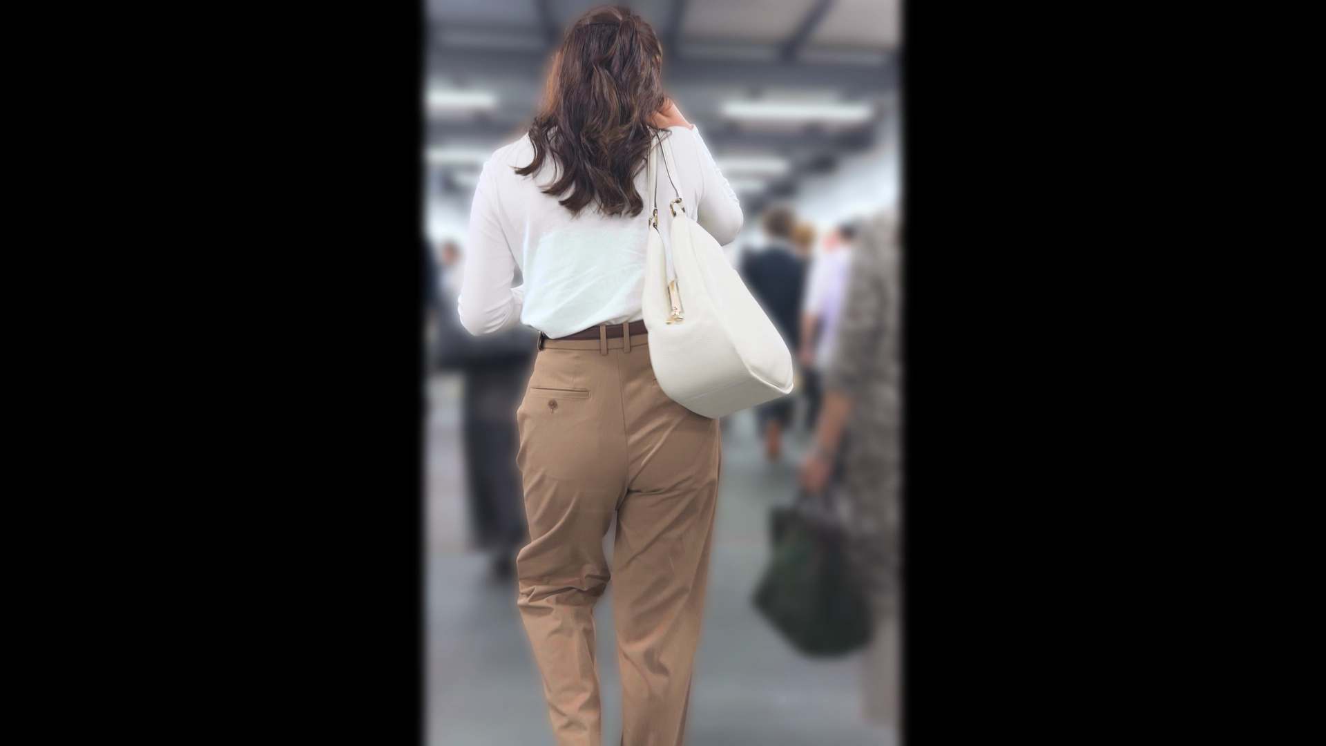 歩行記録0356「うっすらパンティーラインが見えているOLさんを階段で大胆撮り」(全3名)