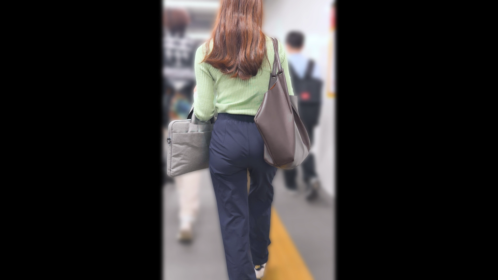 歩行記録0356「うっすらパンティーラインが見えているOLさんを階段で大胆撮り」(全3名)