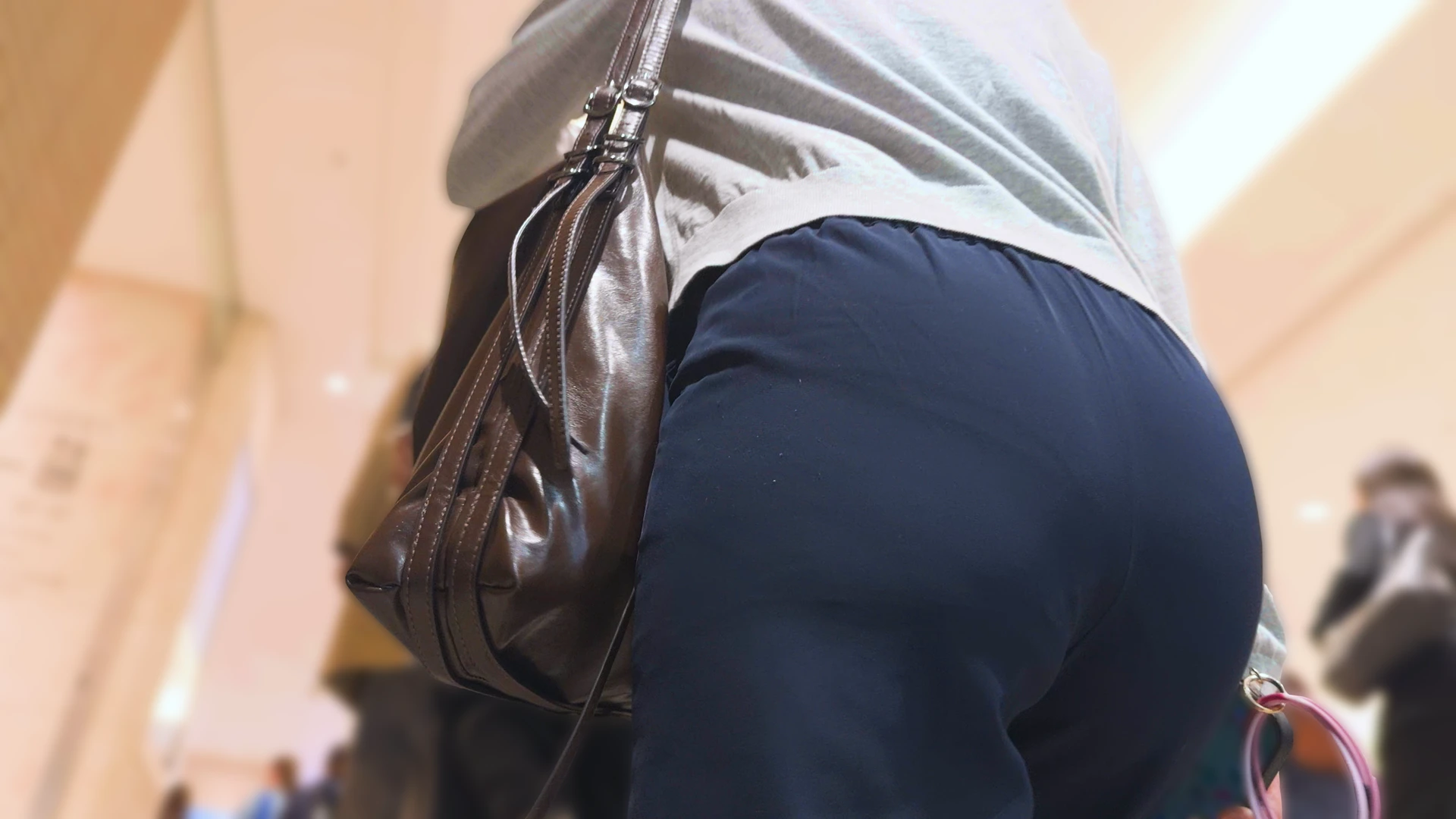 歩行記録0356「うっすらパンティーラインが見えているOLさんを階段で大胆撮り」(全3名)