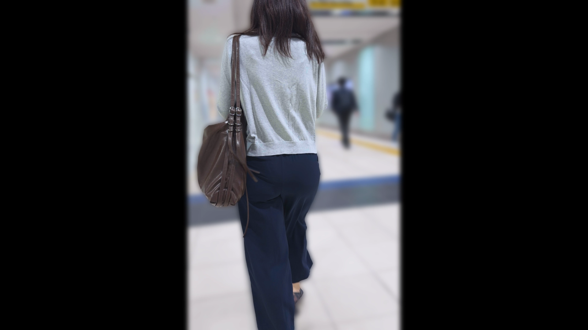 歩行記録0356「うっすらパンティーラインが見えているOLさんを階段で大胆撮り」(全3名)