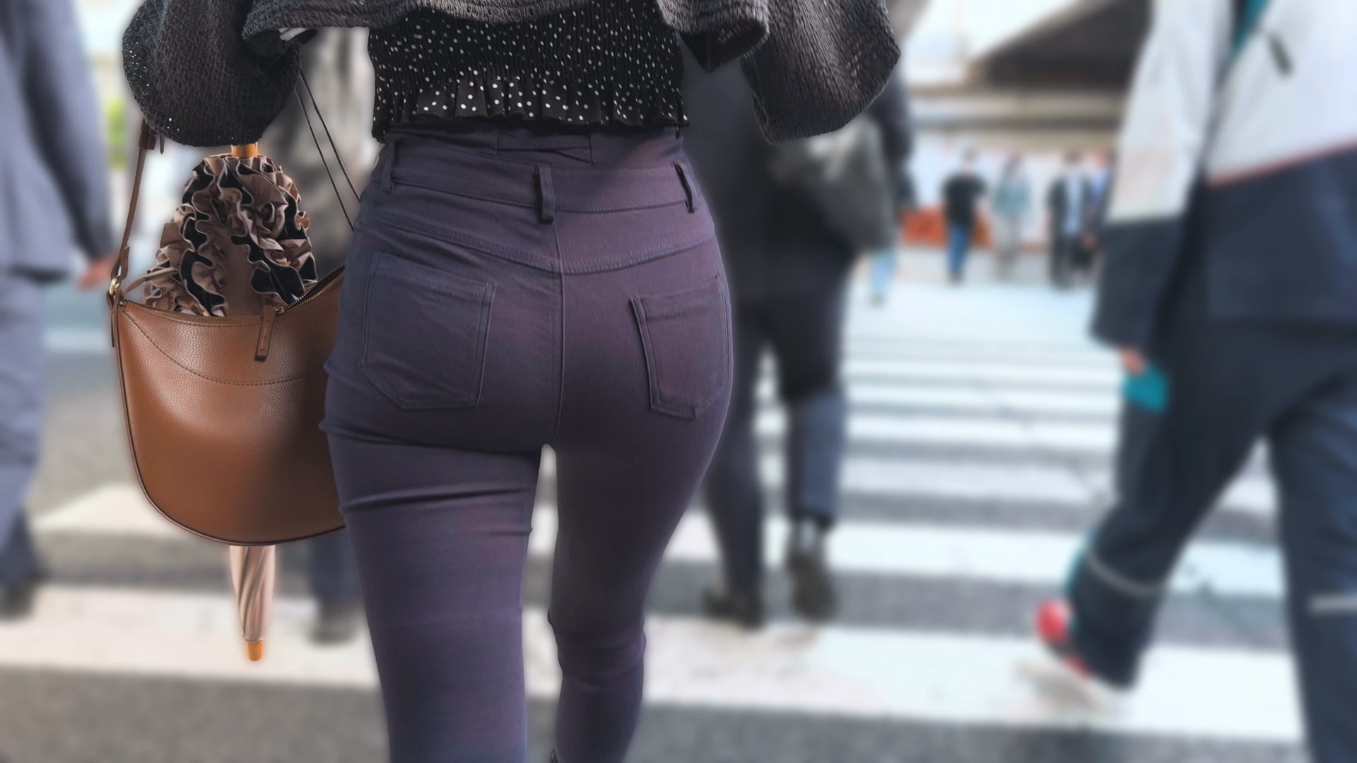 歩行記録0357「むにっとしたヒップのジーンズ女子を階段で撮影」(全2名)