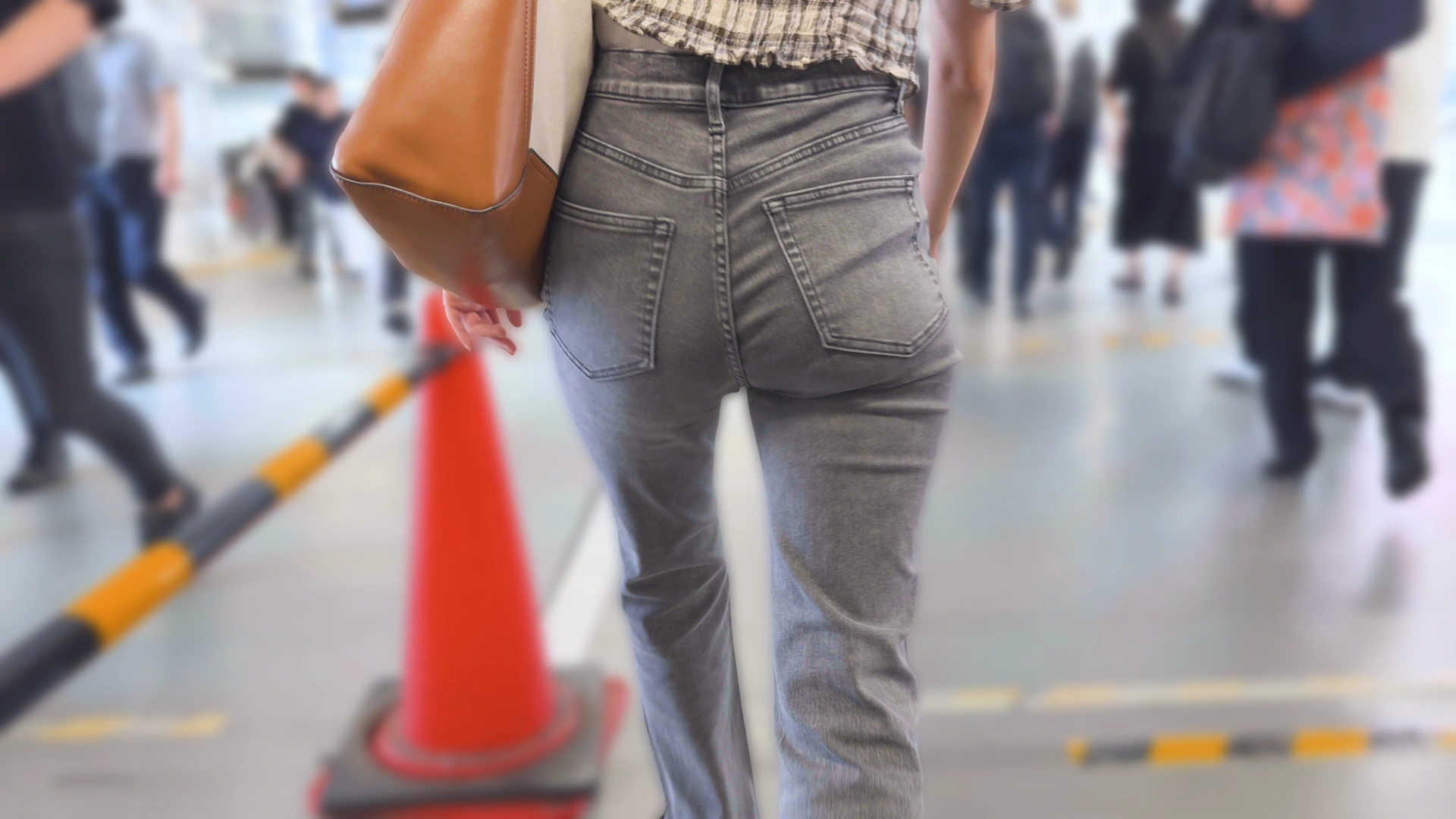 歩行記録0359「パッツパツなヒップでジーンズの女性をじっくり観察」(全2名)