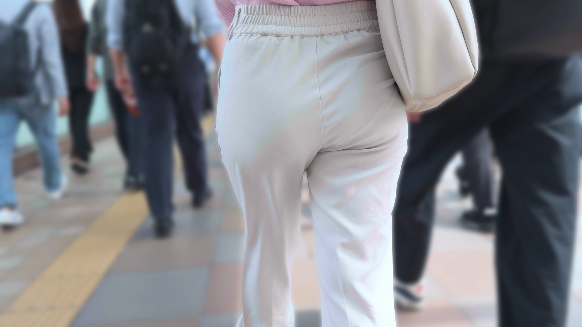 歩行記録0361「弾力ヒップとパンティーラインが魅力のOLさんを堪能」(全2名)