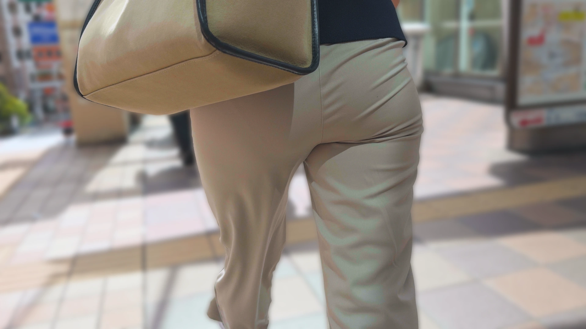歩行記録0361「弾力ヒップとパンティーラインが魅力のOLさんを堪能」(全2名)