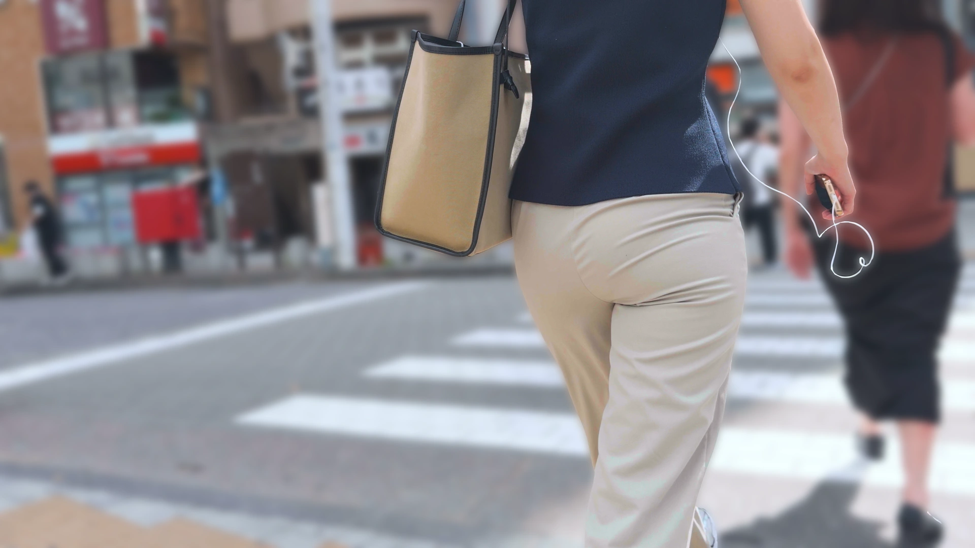 歩行記録0361「弾力ヒップとパンティーラインが魅力のOLさんを堪能」(全2名)