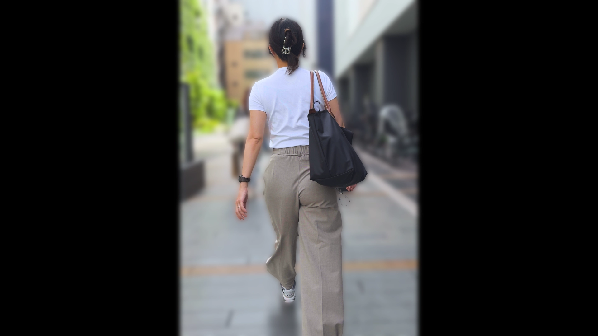 歩行記録0362「ぷりぷりの美尻を揺らすOLさんが歩く様子」(全2名)