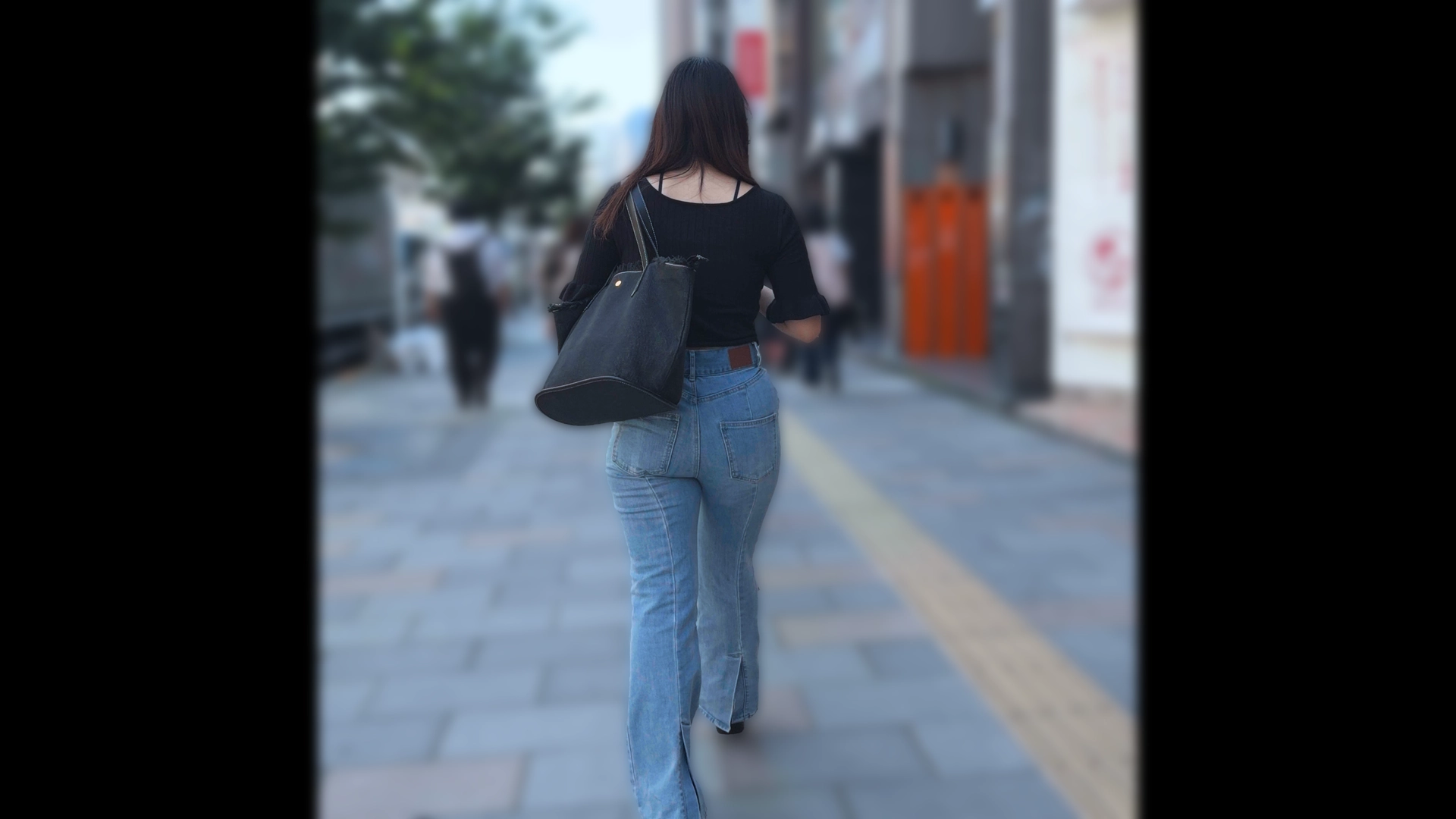 歩行記録0367「ぴっちりジーンズから浮かび上がる美しいボディライン」(全2名)