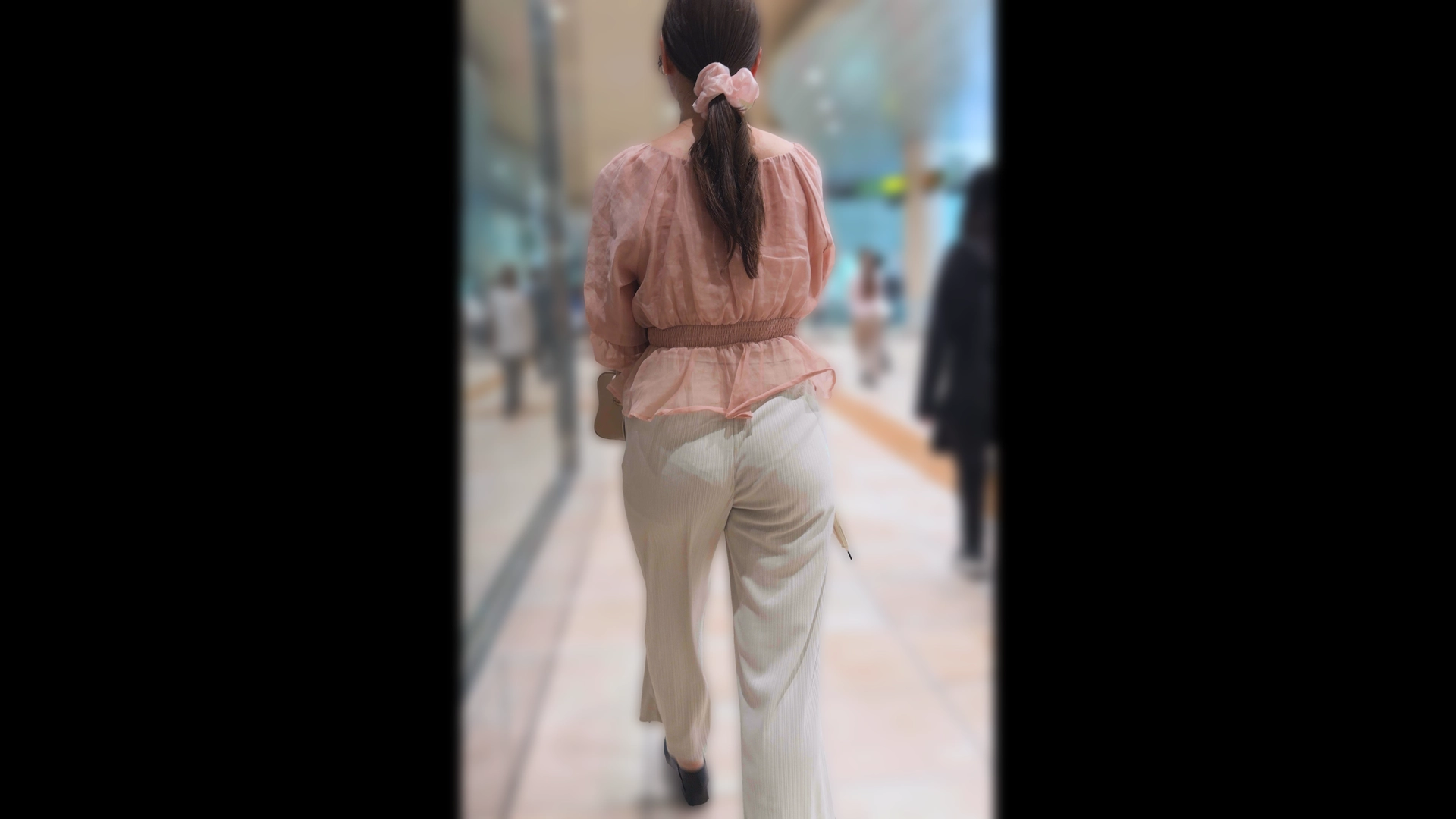 歩行記録0370「清楚系女性のずっと見えてるパンティーラインと食い込み」(全2名)
