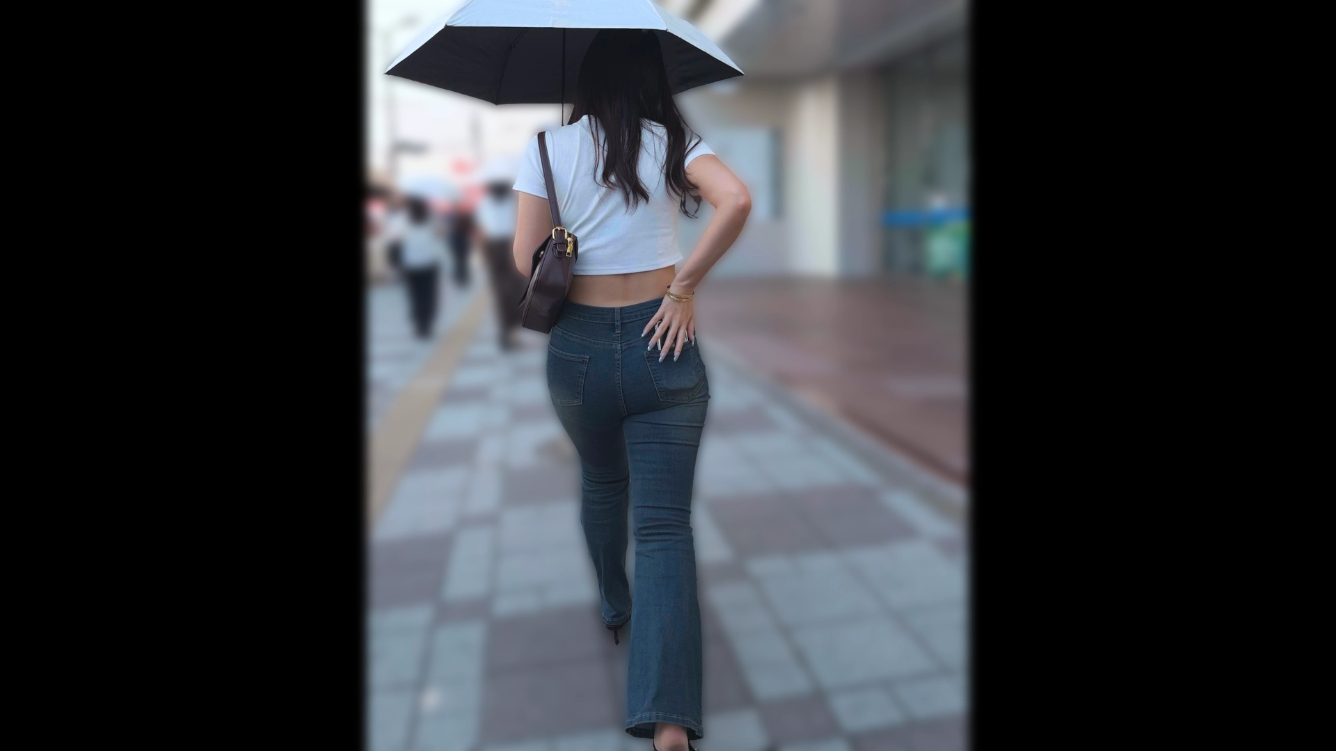 歩行記録0371「デニムでパンパンなヒップを見上げ撮りで堪能」(全2名)