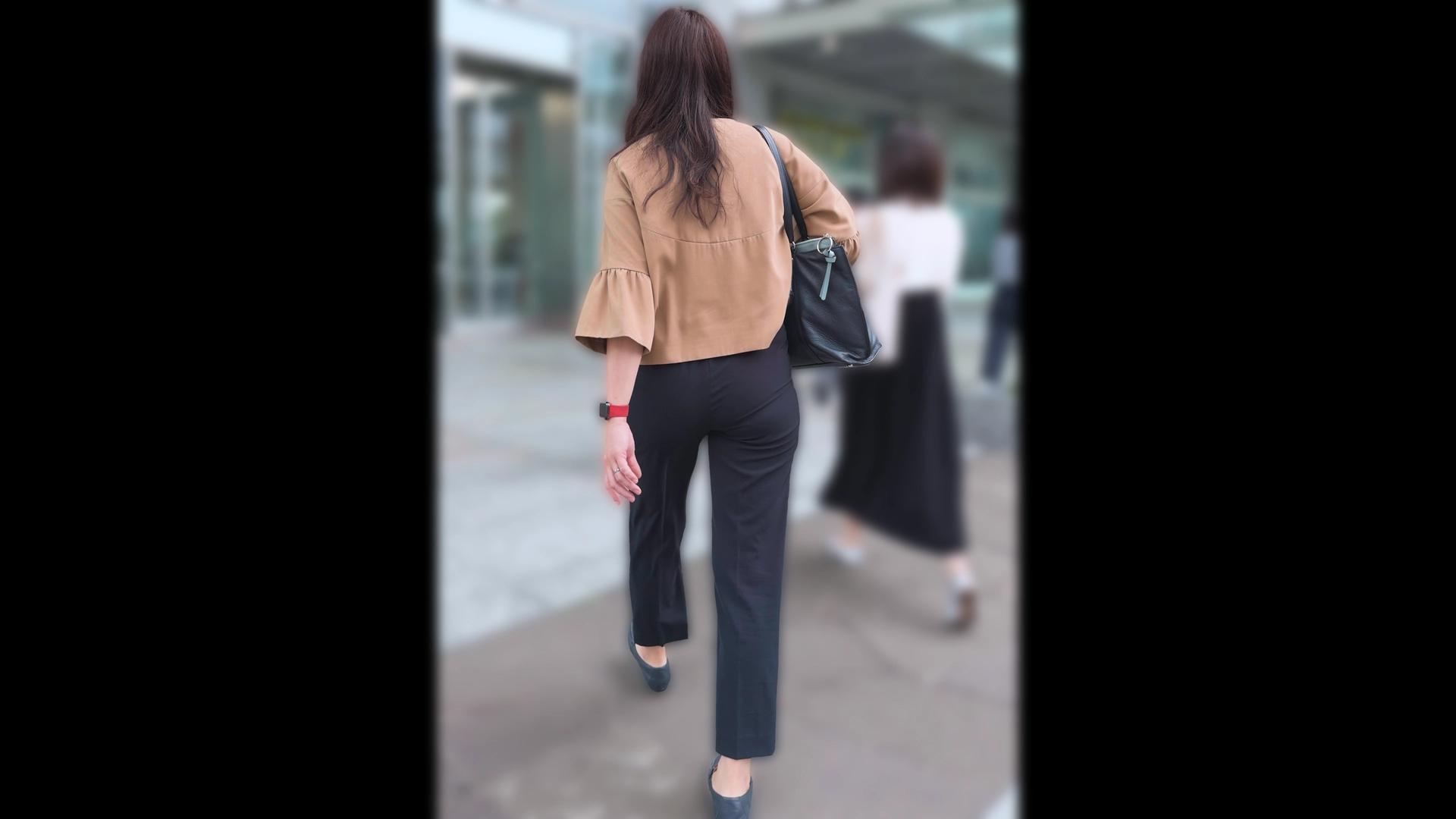 歩行記録0372「浮かび上がるPラインとやわらかそうなお尻を階段撮り」(全3名)