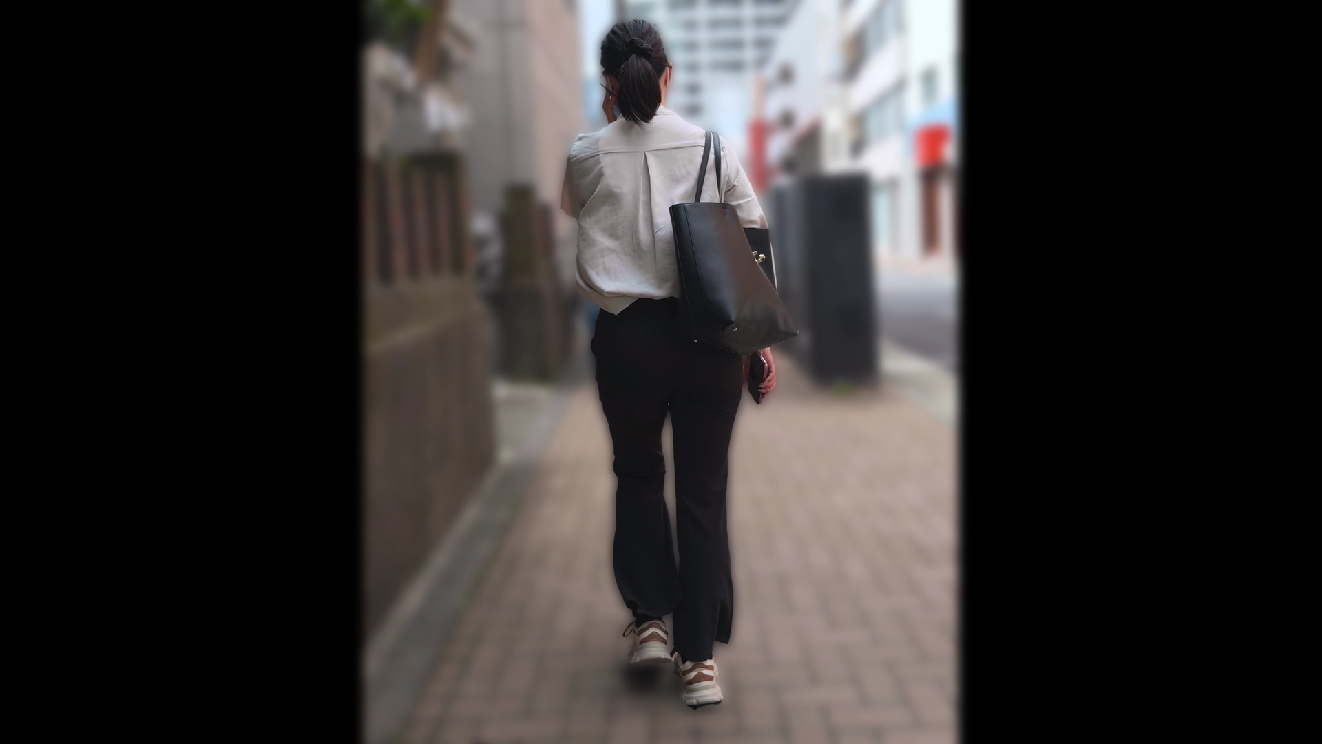 歩行記録0372「浮かび上がるPラインとやわらかそうなお尻を階段撮り」(全3名)