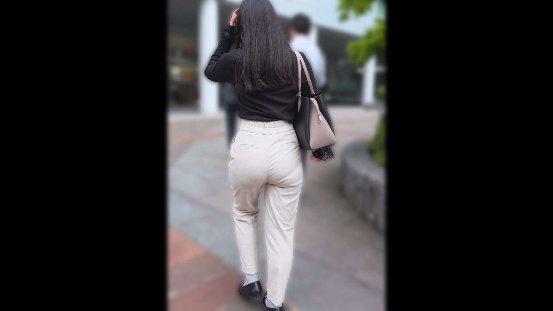 歩行記録0372「浮かび上がるPラインとやわらかそうなお尻を階段撮り」(全3名)