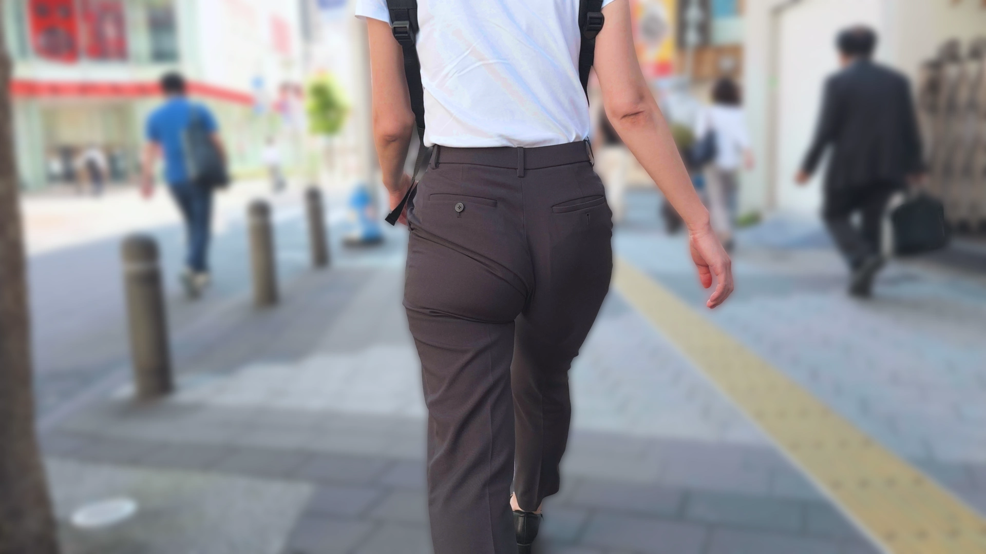 歩行記録0374「破壊力抜群の弾むデカ尻に視線は釘付け」(全2名)