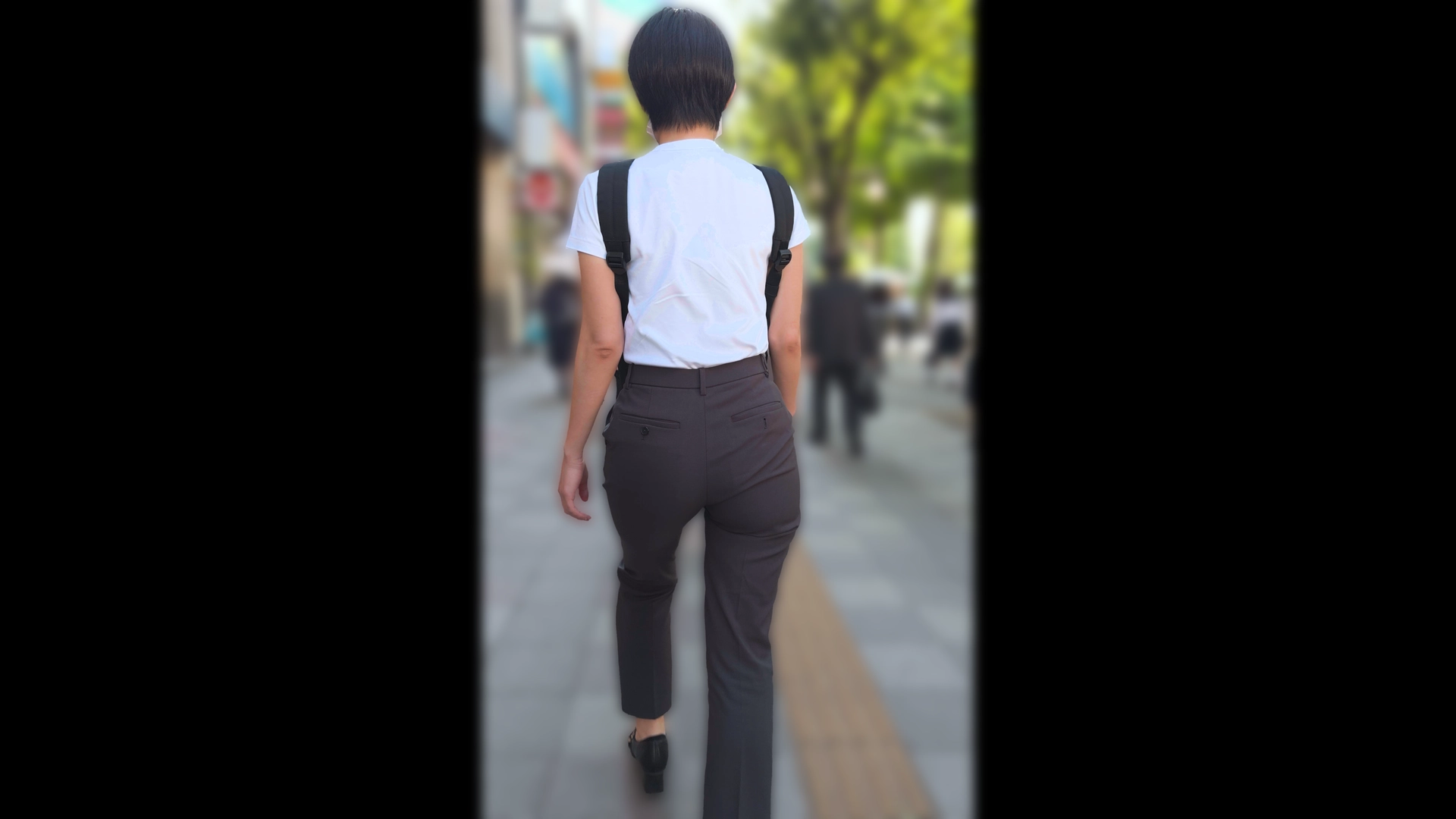 歩行記録0374「破壊力抜群の弾むデカ尻に視線は釘付け」(全2名)