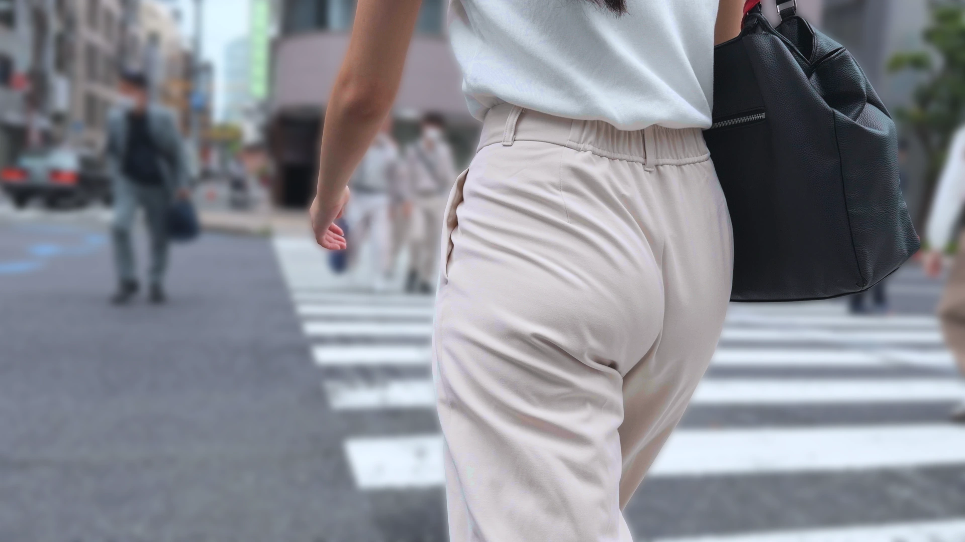 歩行記録0375「清楚感あふれる白スラックスにPラインの誘惑」(全2名)