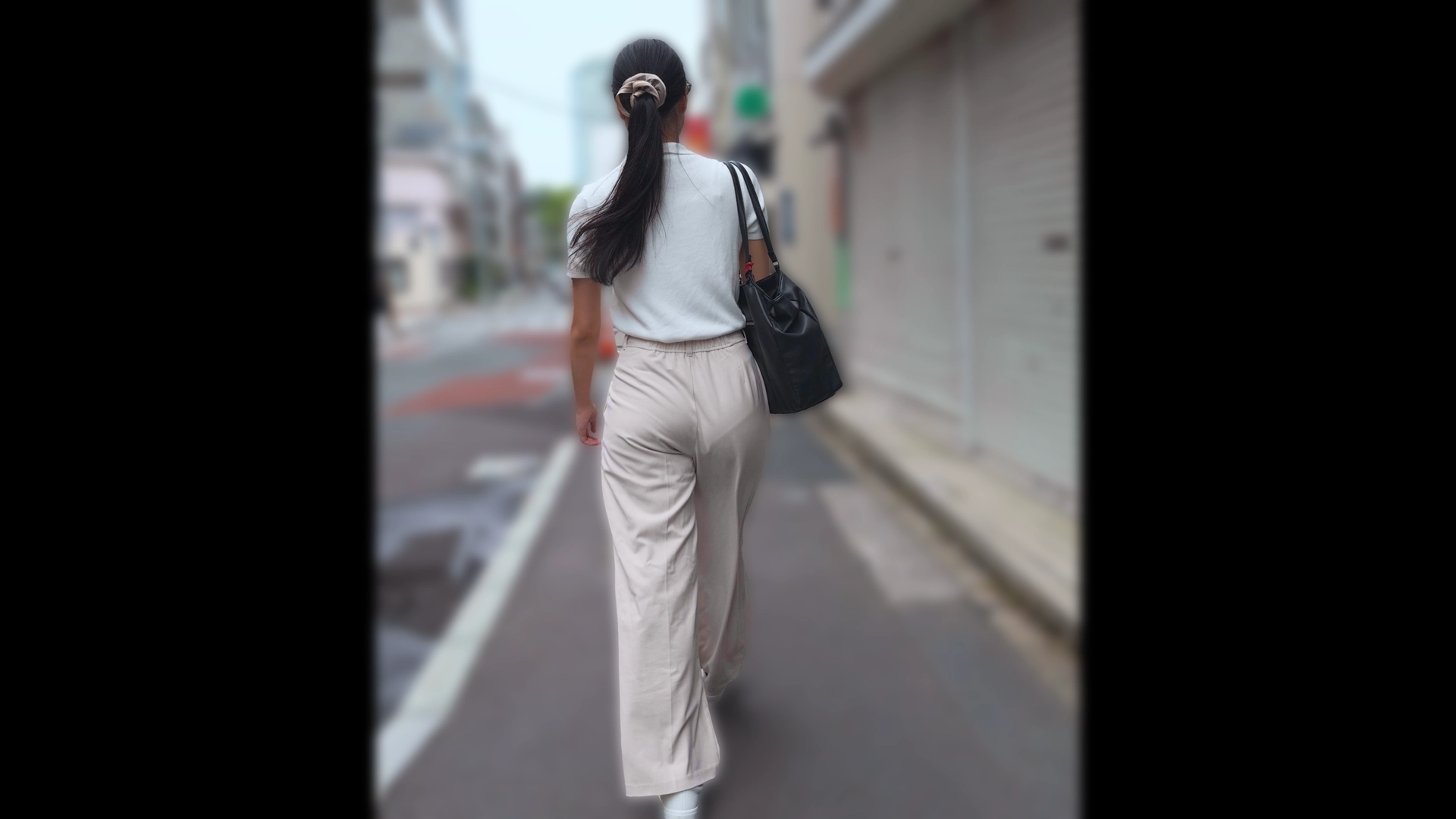 歩行記録0375「清楚感あふれる白スラックスにPラインの誘惑」(全2名)